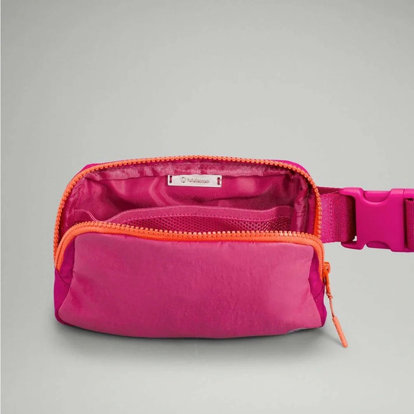 🆕 Lululemon Everywhere Belt Bag - Pink Lychee / Ripe Raspberry - Picture 7 of 9